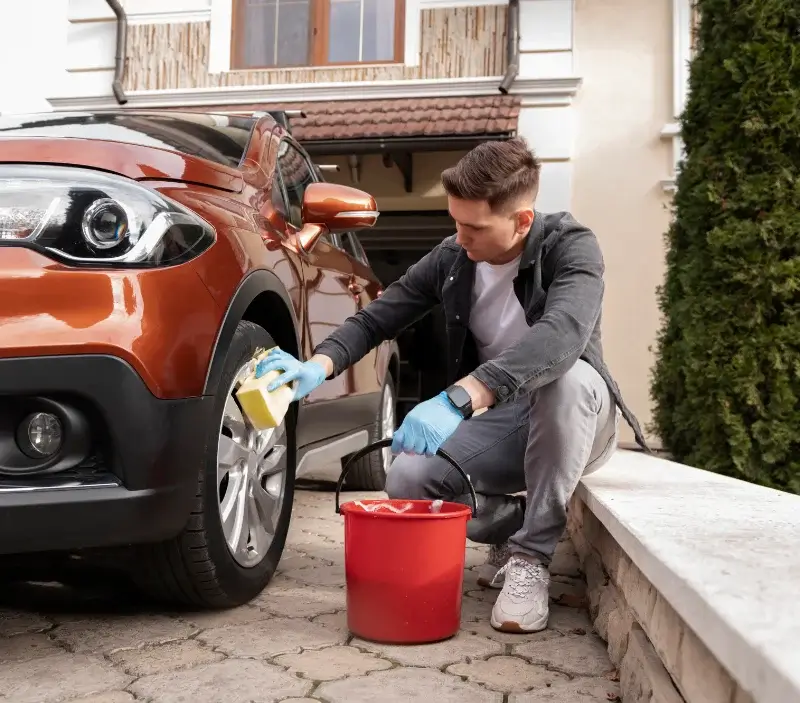 Lavage auto à domicile Les Salles-Lavauguyon : professionnel intervenant sur un véhicule